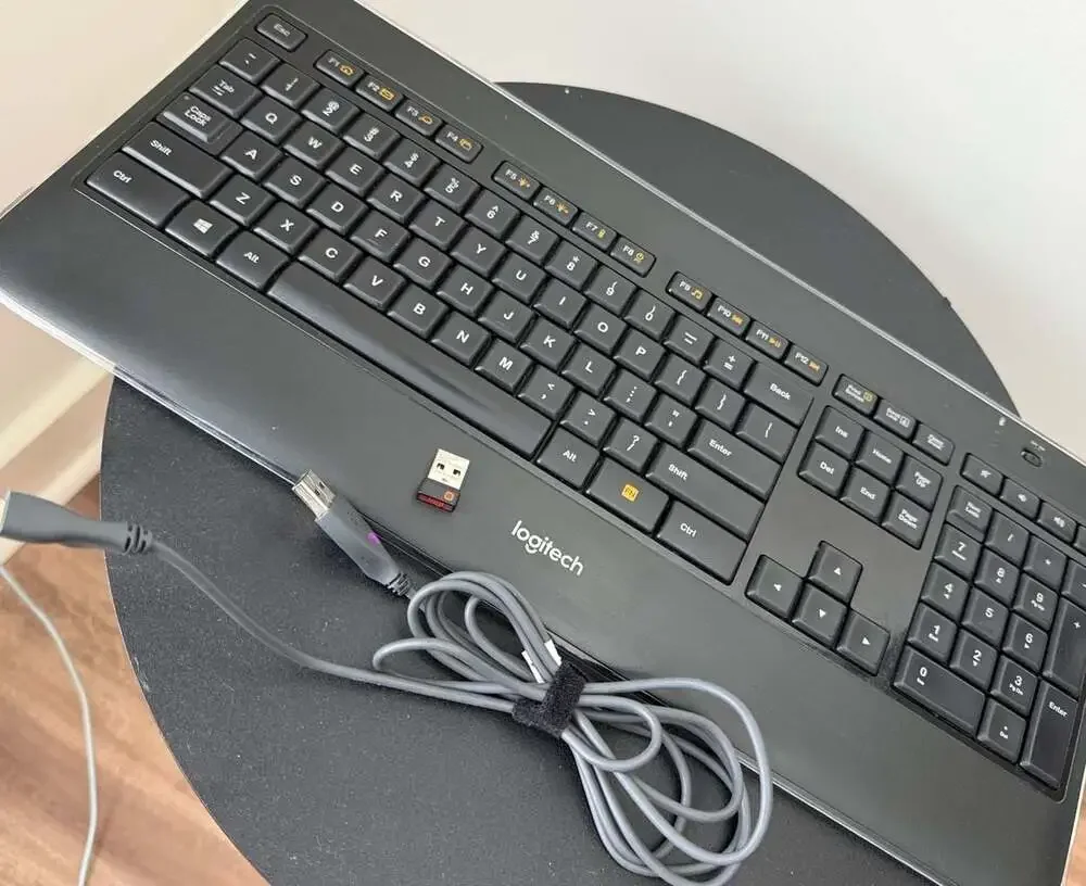 Logitech K800 Illuminated Wireless Keyboard w/dongle/cord- TESTED